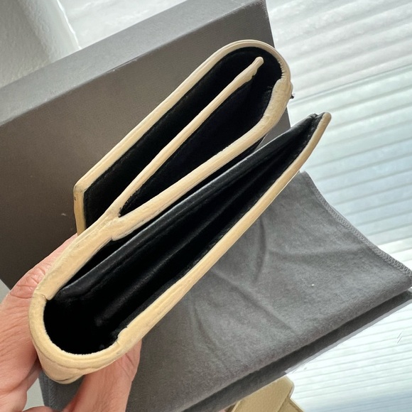 ALEXANDER MCQUEEN Light Latte Continental Card Wallet Silver Skull Closure - Picture 14 of 16